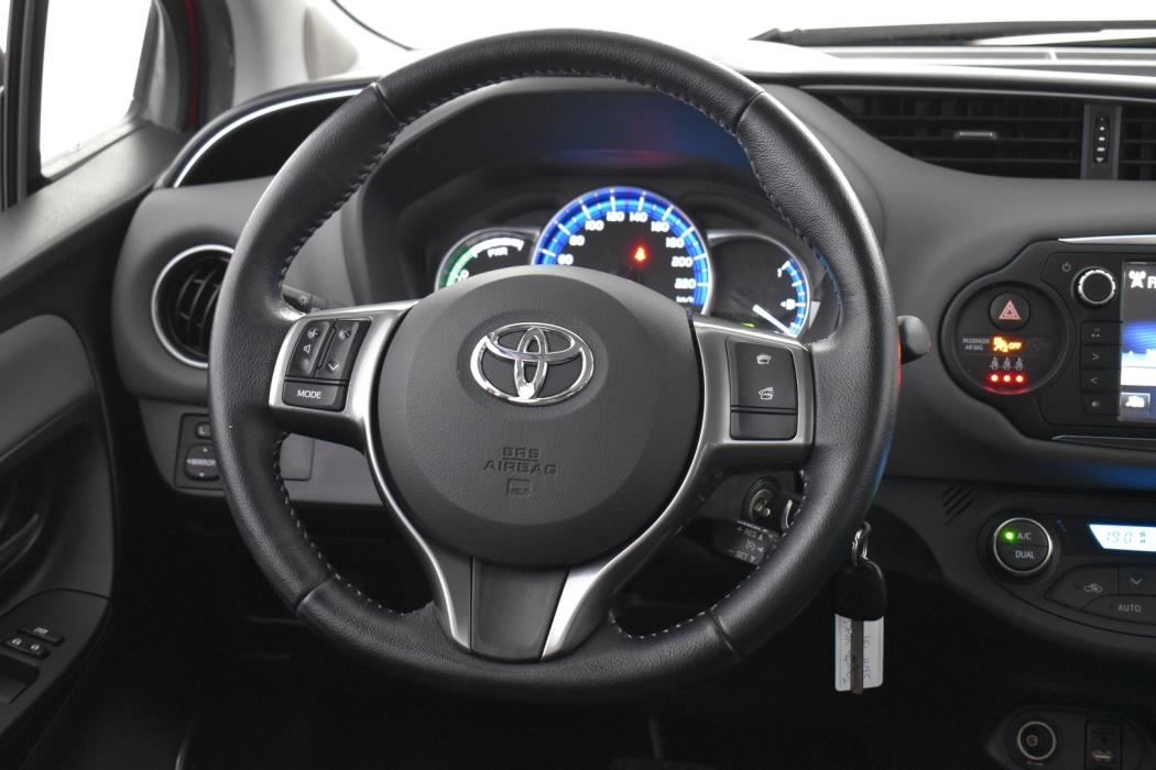 TOYOTA Yaris 2015