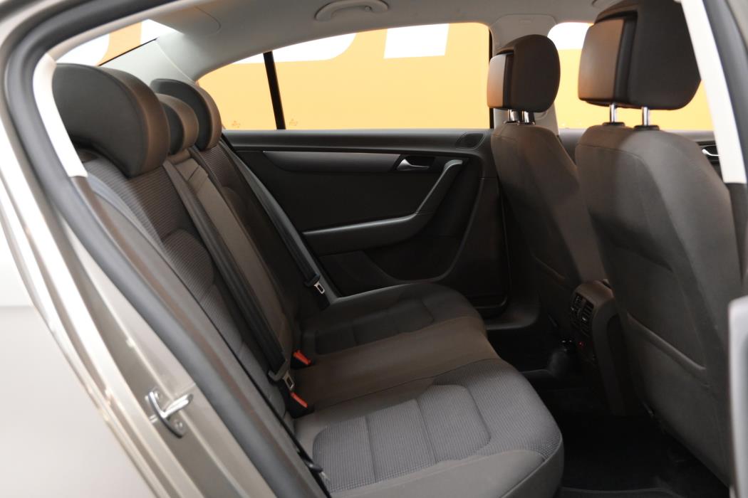 VOLKSWAGEN Passat 2012