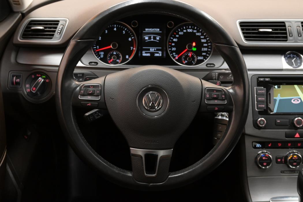 VOLKSWAGEN Passat 2012