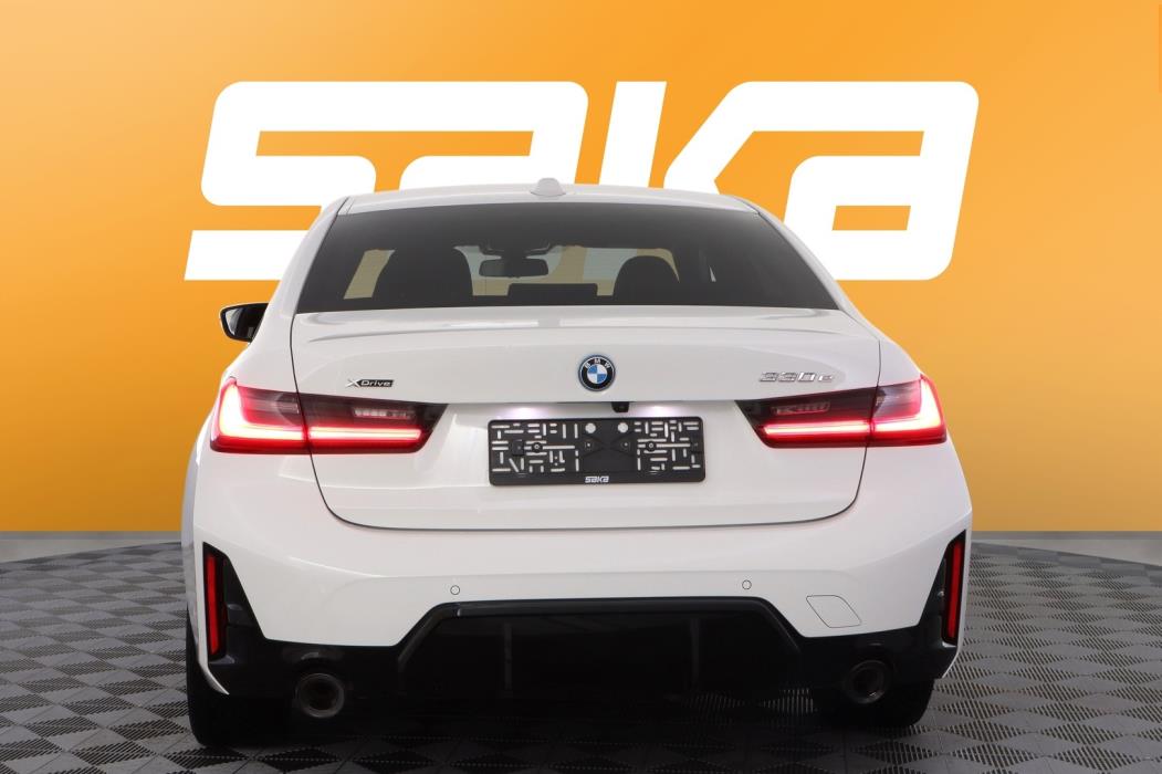 BMW 330 2023