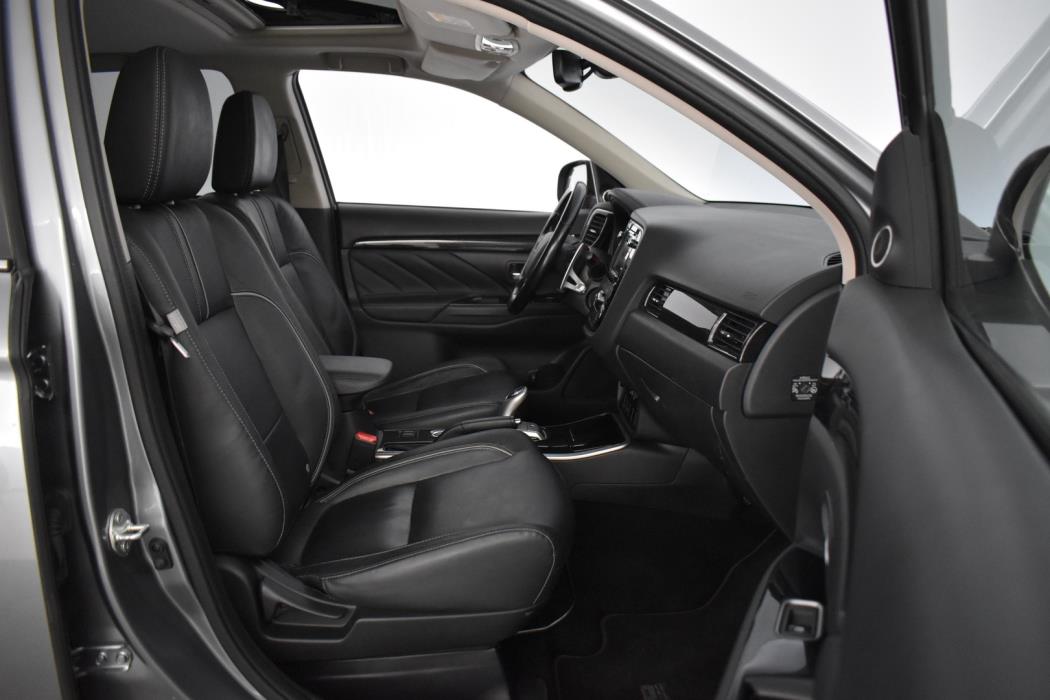 MITSUBISHI Outlander PHEV 2016