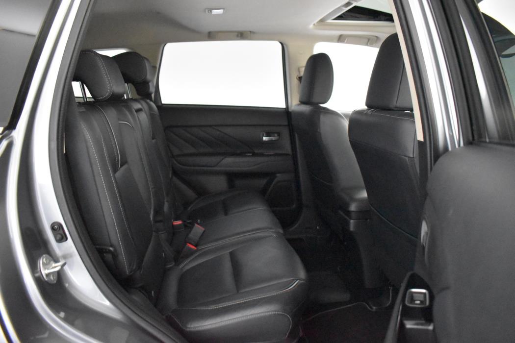MITSUBISHI Outlander PHEV 2016