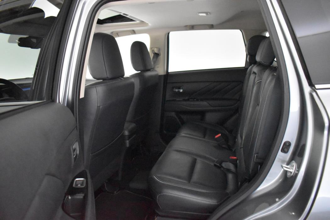MITSUBISHI Outlander PHEV 2016