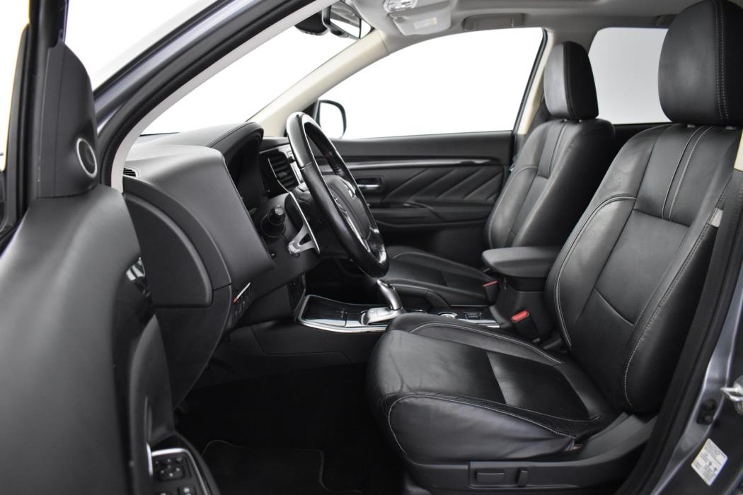 MITSUBISHI Outlander PHEV 2016