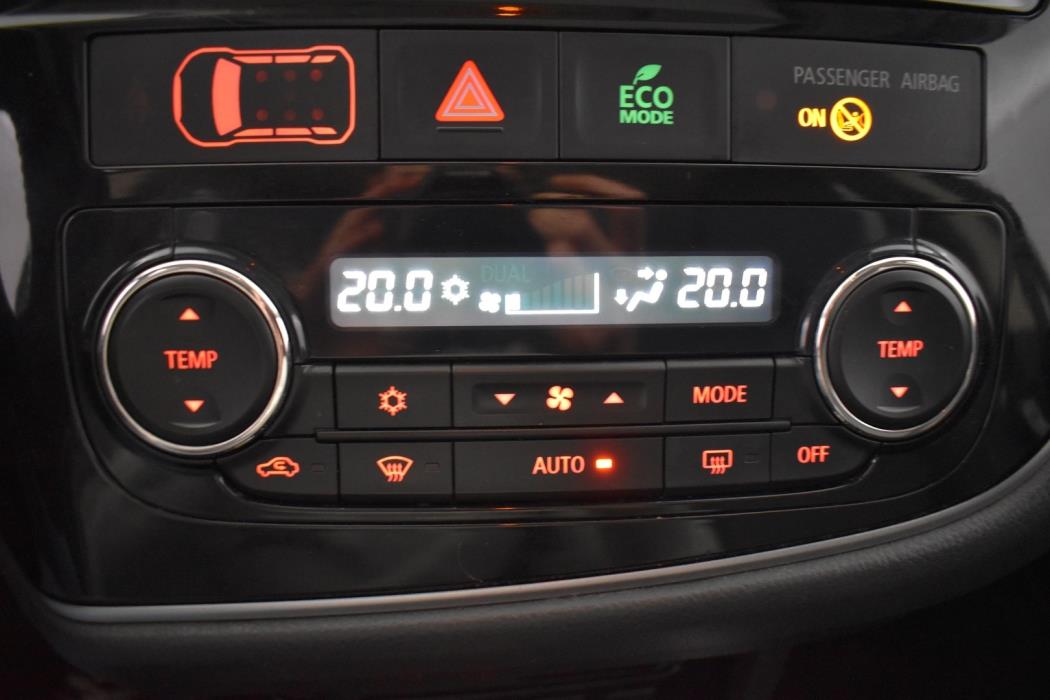 MITSUBISHI Outlander PHEV 2016