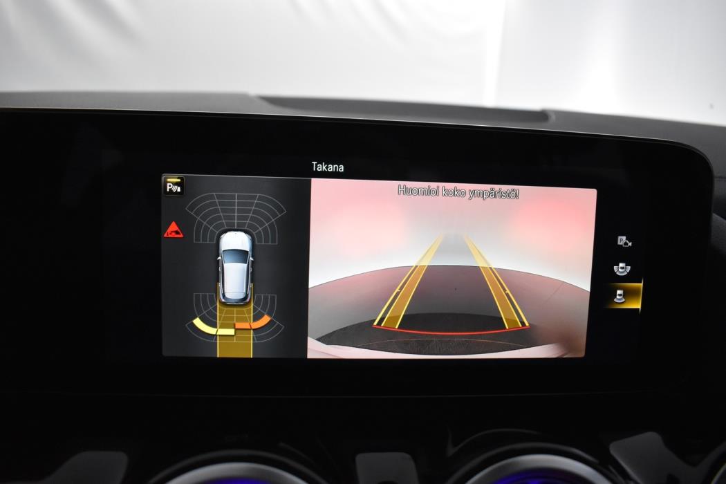 MERCEDES-BENZ GLA 2023
