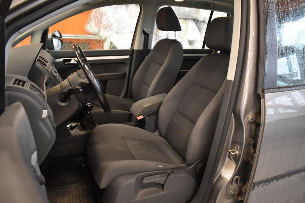 VOLKSWAGEN Touran 2011