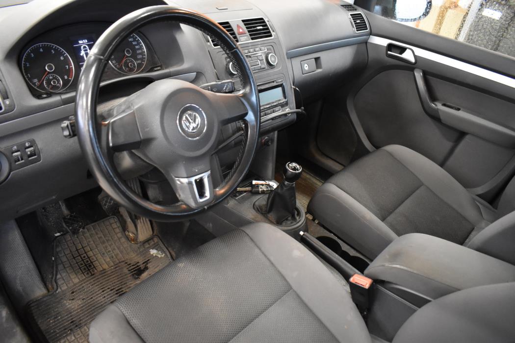 VOLKSWAGEN Touran 2011