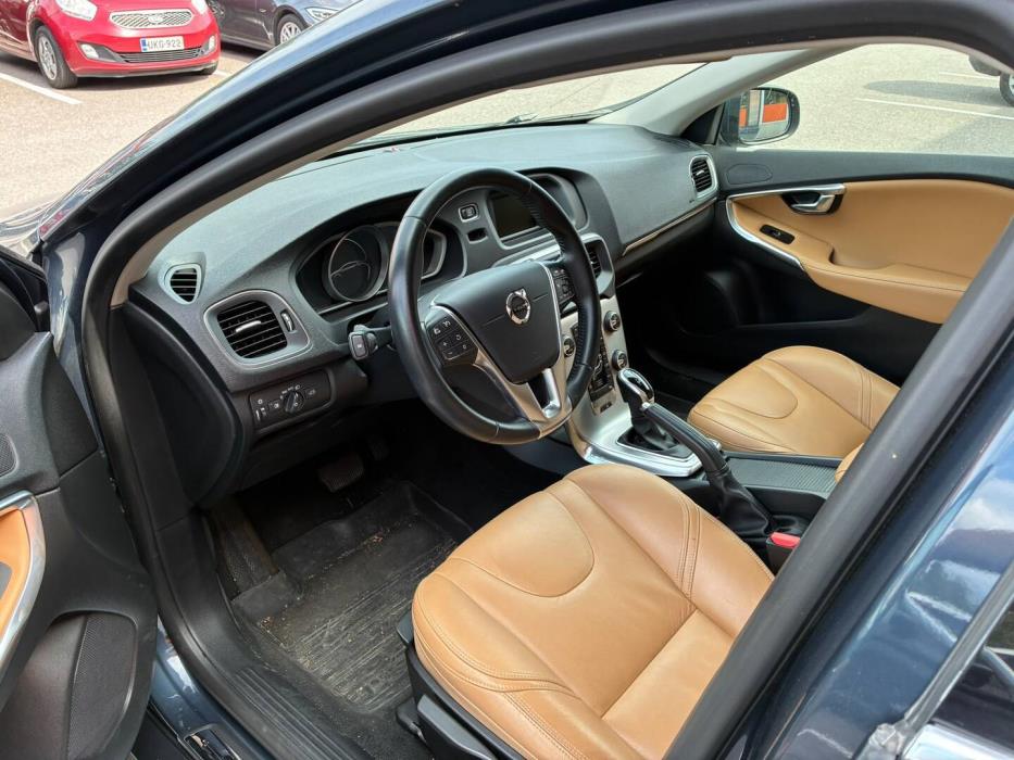 VOLVO V40 2018