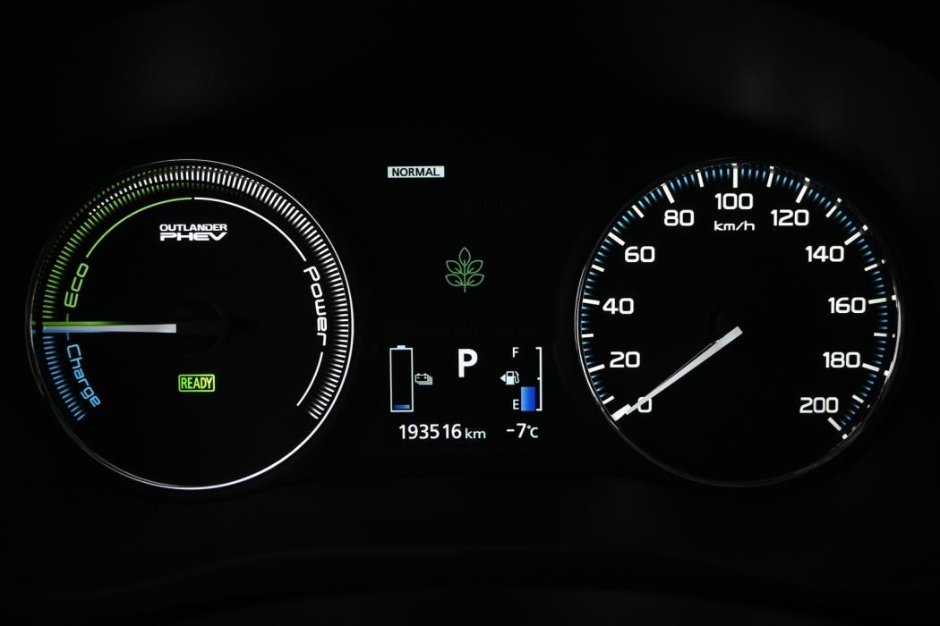 MITSUBISHI OUTLANDER PHEV 2017