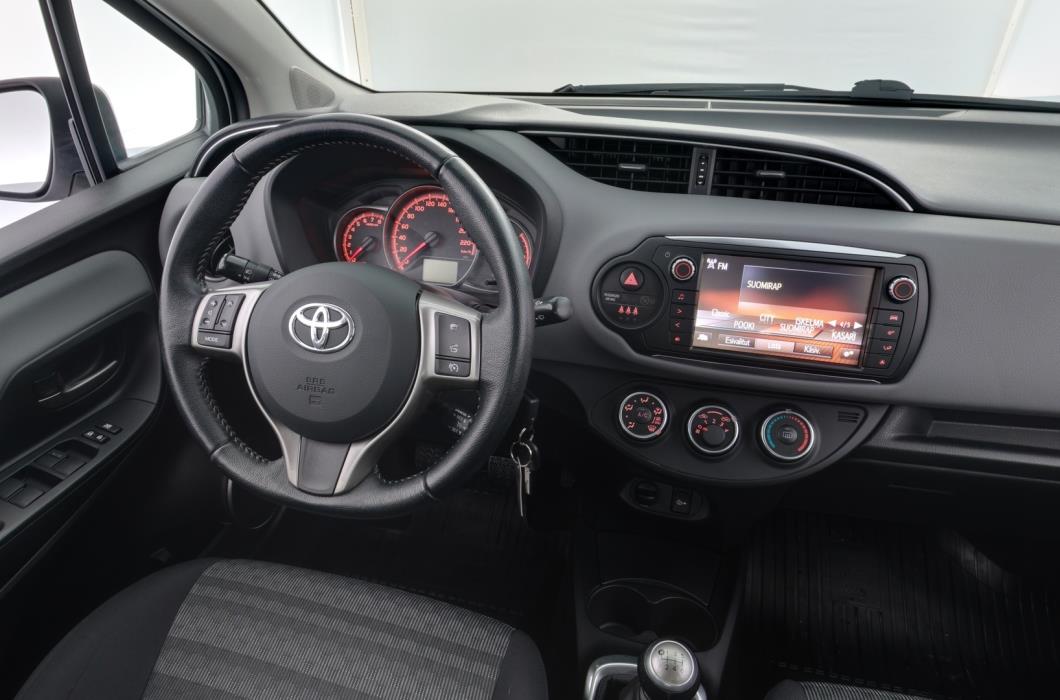 TOYOTA Yaris 2016