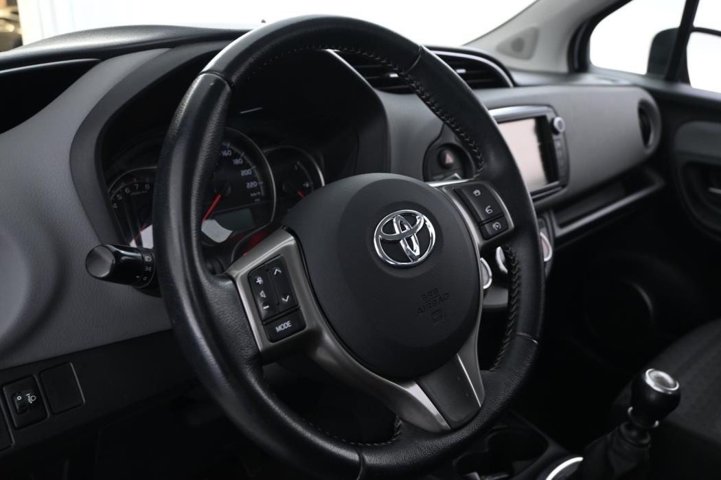 TOYOTA Yaris 2016