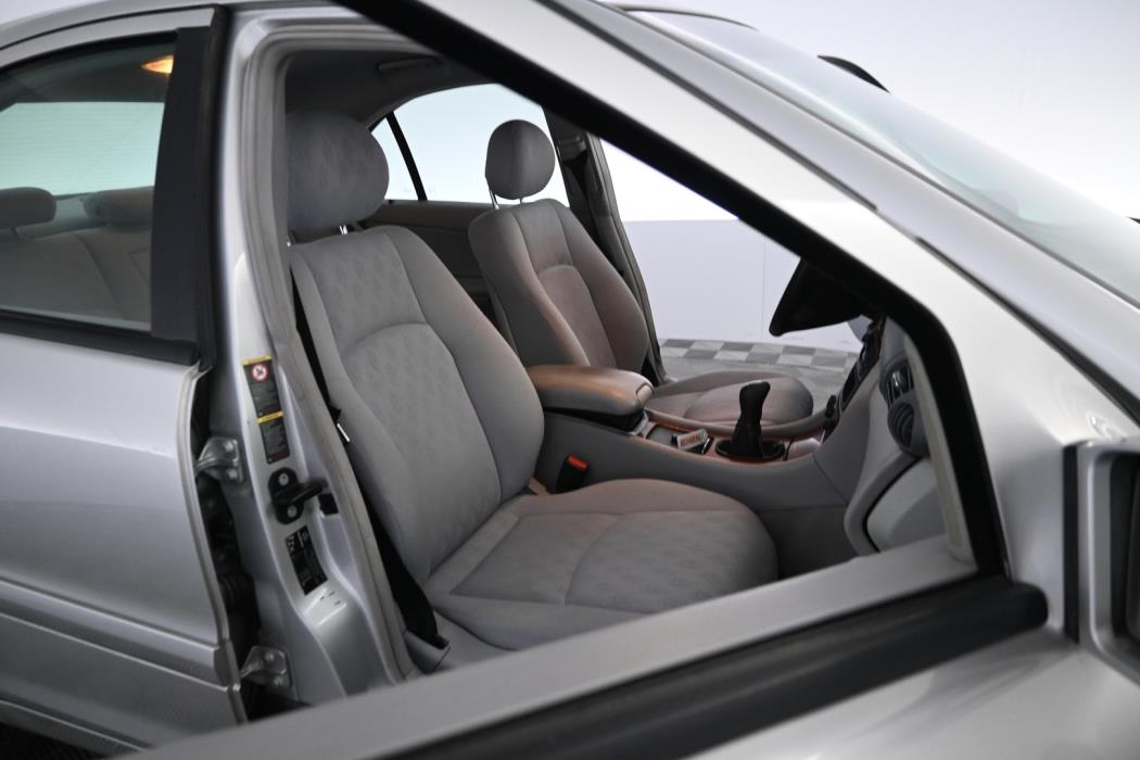 MERCEDES-BENZ C 2004