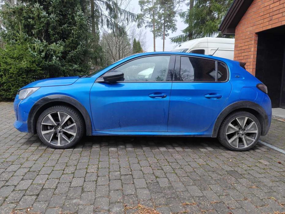 PEUGEOT e-208 2021