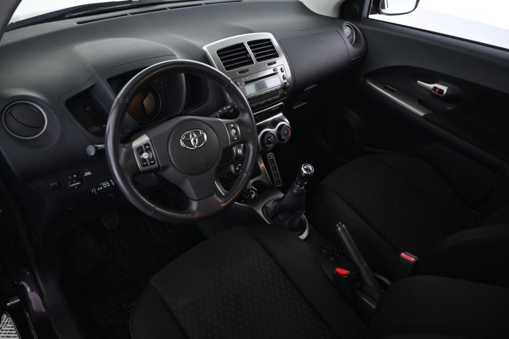 TOYOTA Urban Cruiser 2011
