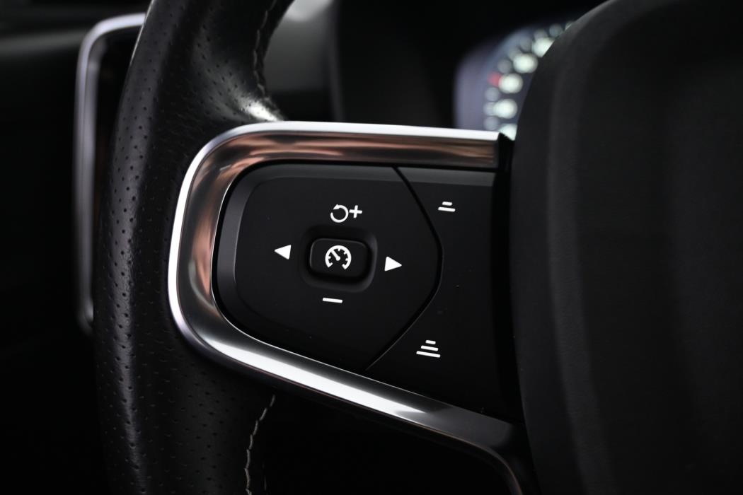 VOLVO XC40 2021