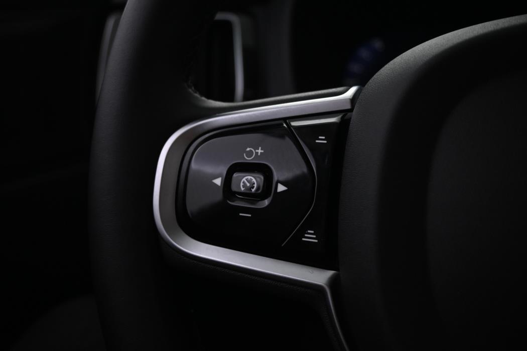 VOLVO XC60 2025