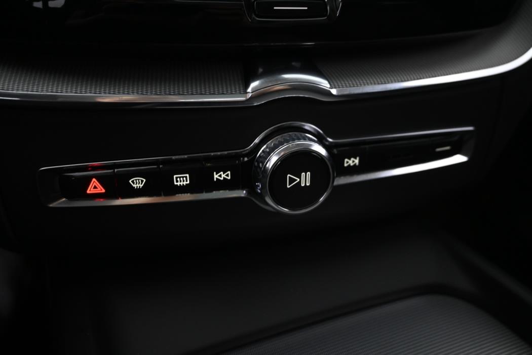 VOLVO XC60 2025