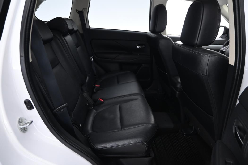 MITSUBISHI Outlander PHEV 2015