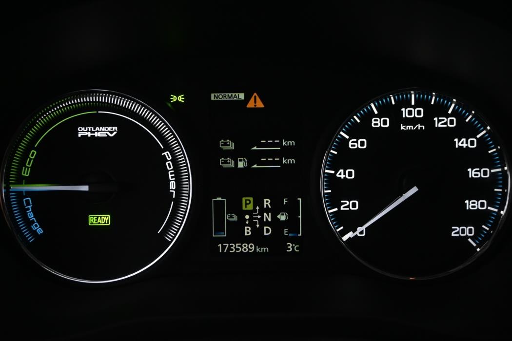 MITSUBISHI Outlander PHEV 2015