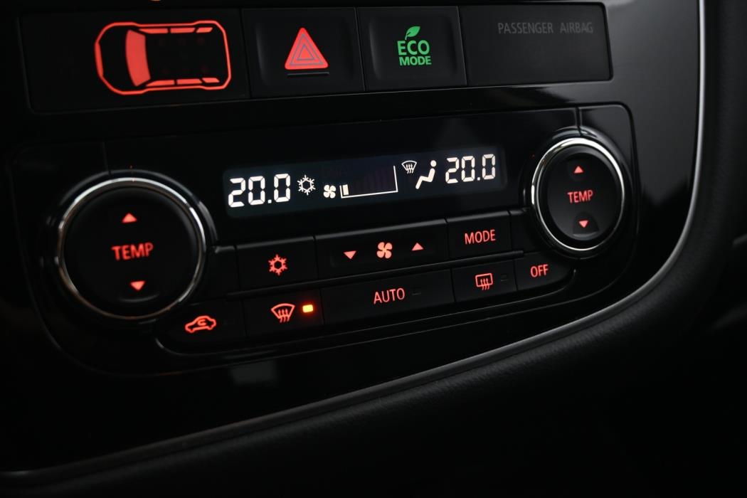 MITSUBISHI Outlander PHEV 2015