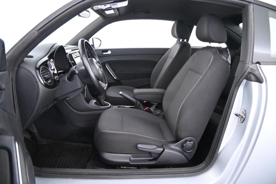 VOLKSWAGEN Beetle 2012