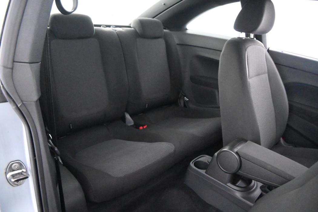 VOLKSWAGEN Beetle 2012
