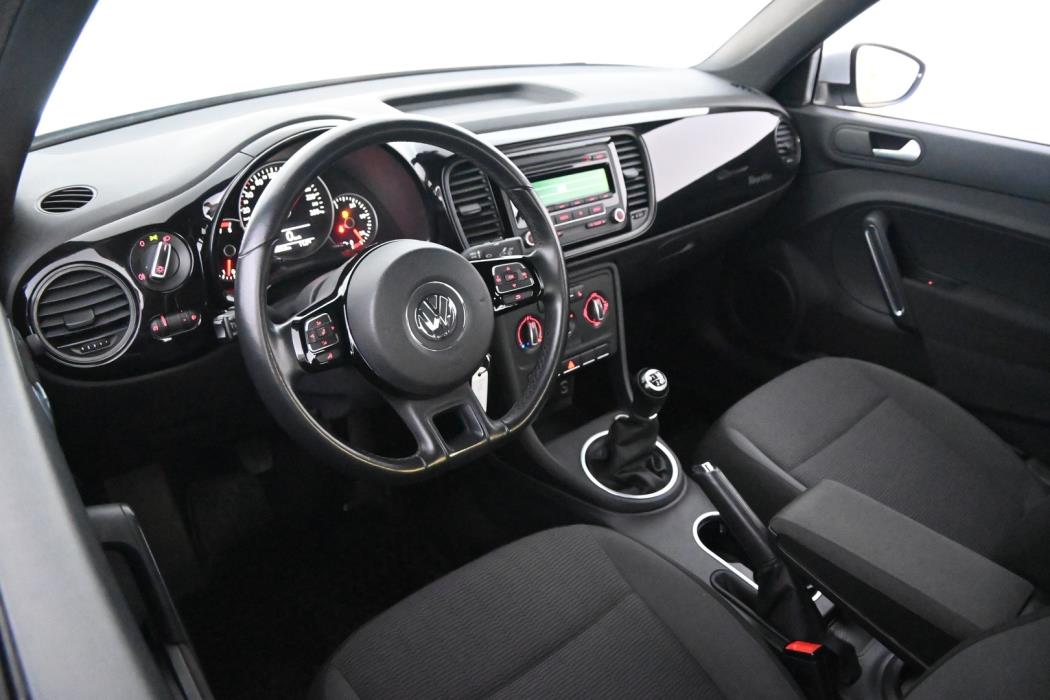 VOLKSWAGEN Beetle 2012