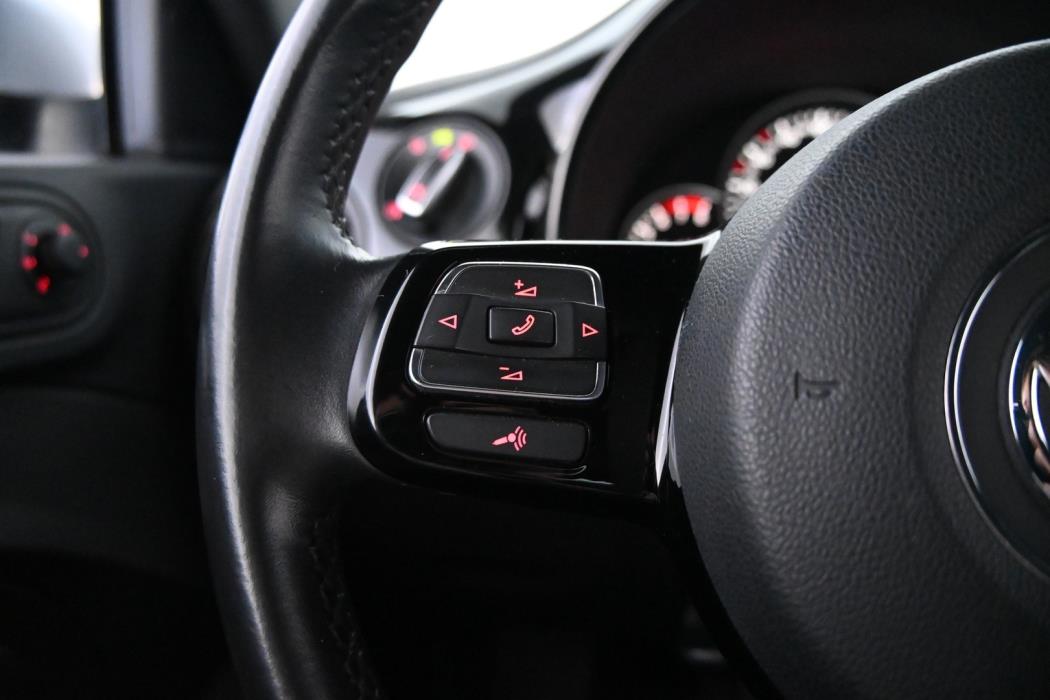 VOLKSWAGEN Beetle 2012
