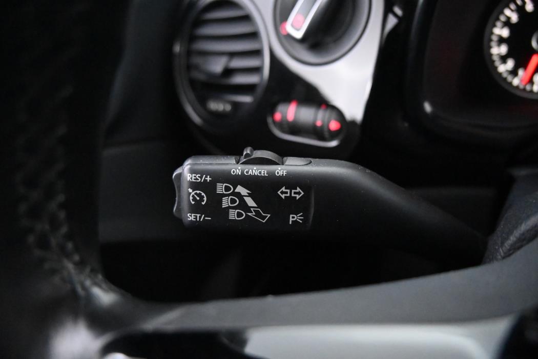 VOLKSWAGEN Beetle 2012