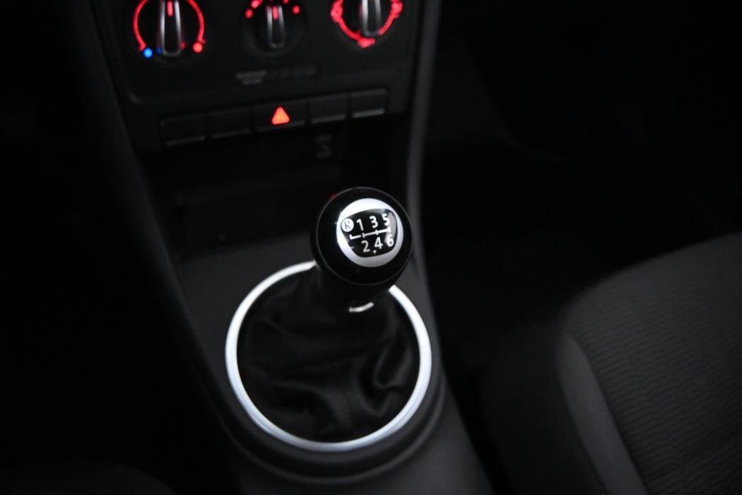 VOLKSWAGEN Beetle 2012