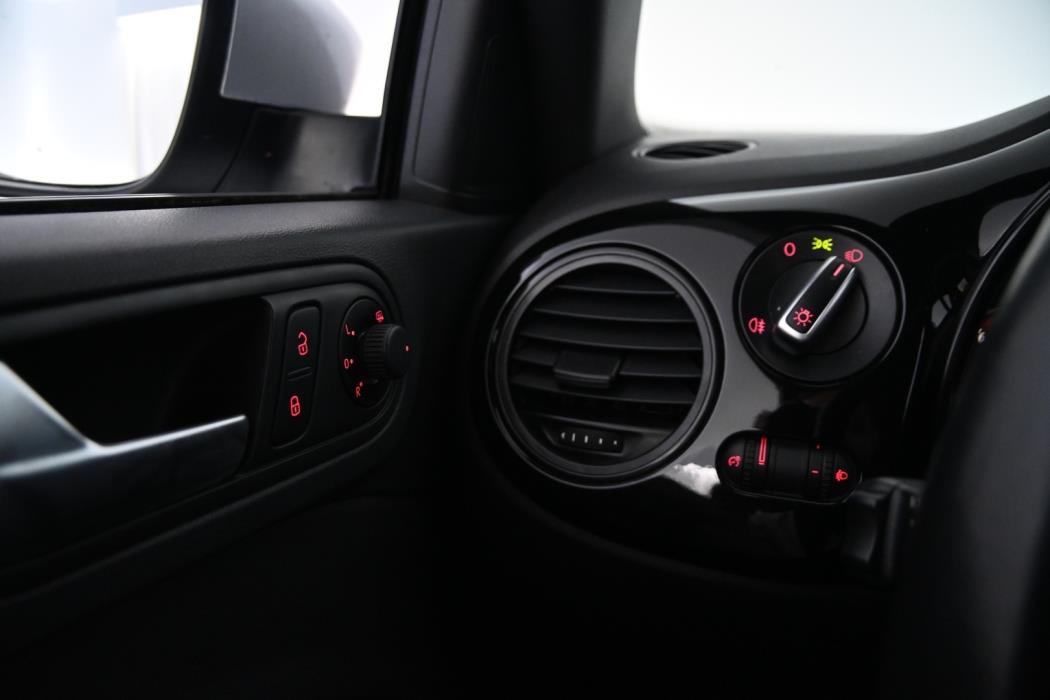 VOLKSWAGEN Beetle 2012