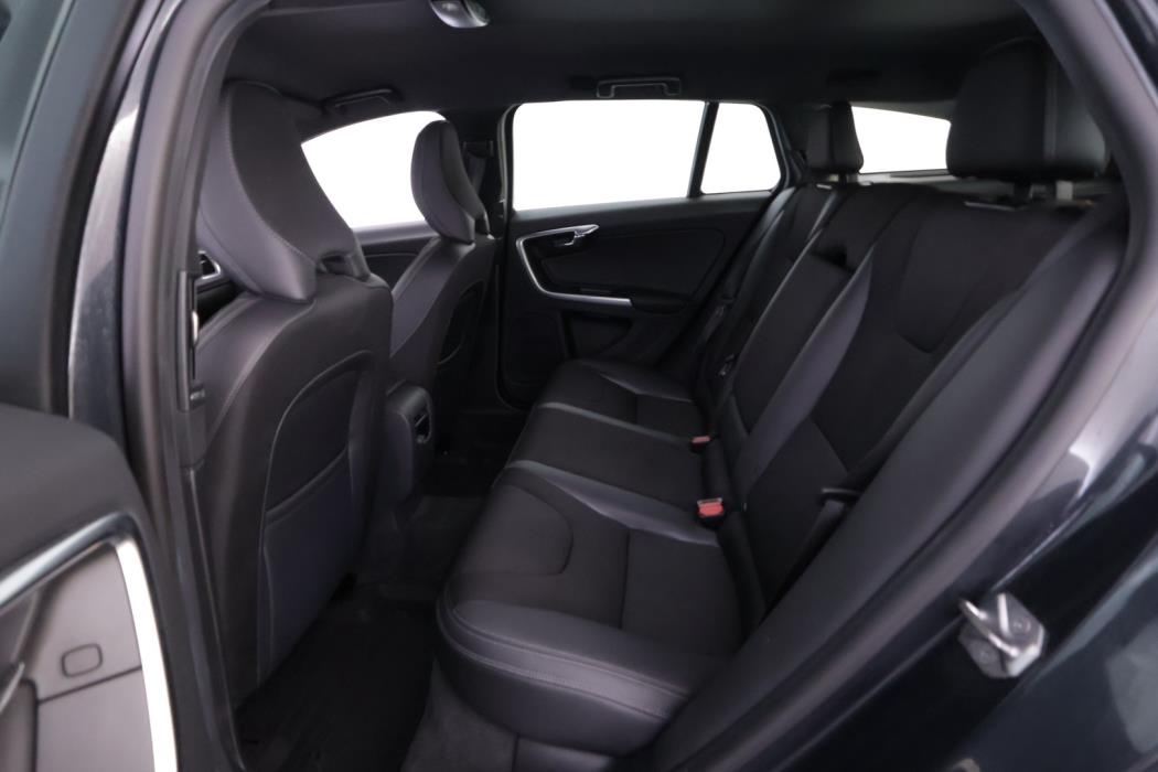 VOLVO V60 2015