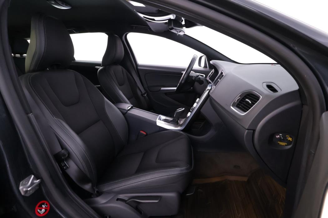 VOLVO V60 2015