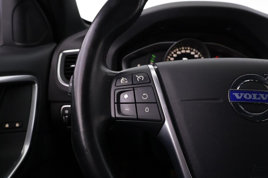 VOLVO V60 2015