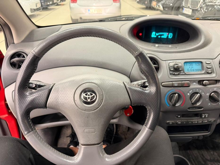 TOYOTA Yaris 2000
