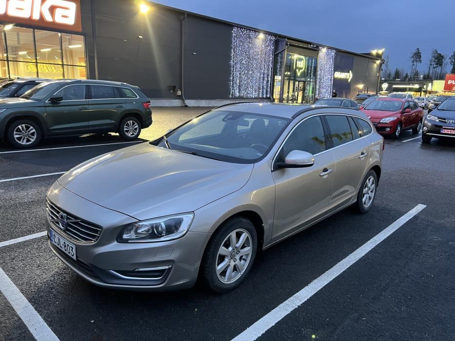 VOLVO V60 2015