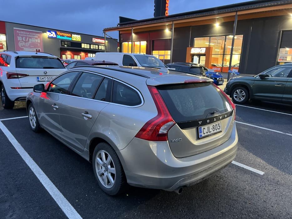 VOLVO V60 2015