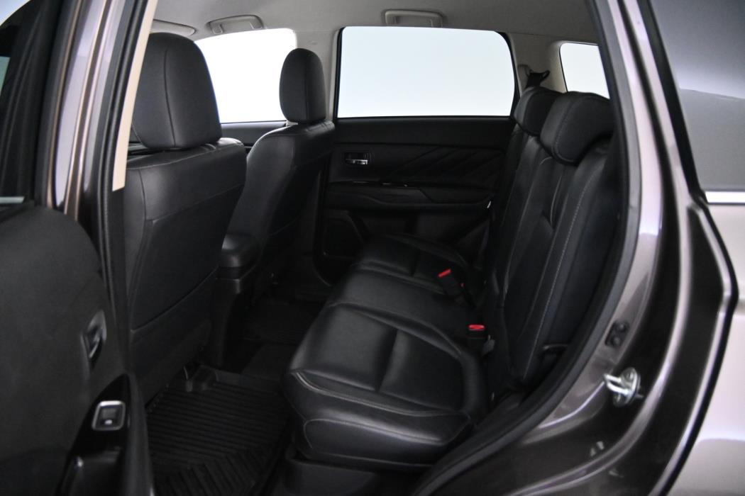 MITSUBISHI Outlander PHEV 2016