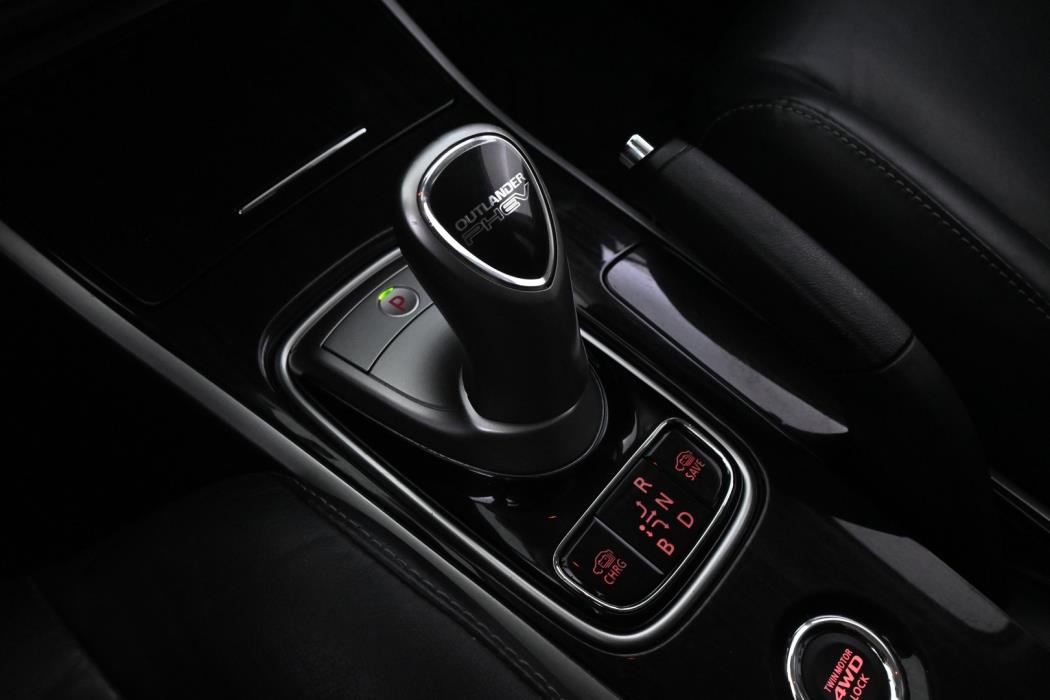 MITSUBISHI Outlander PHEV 2016