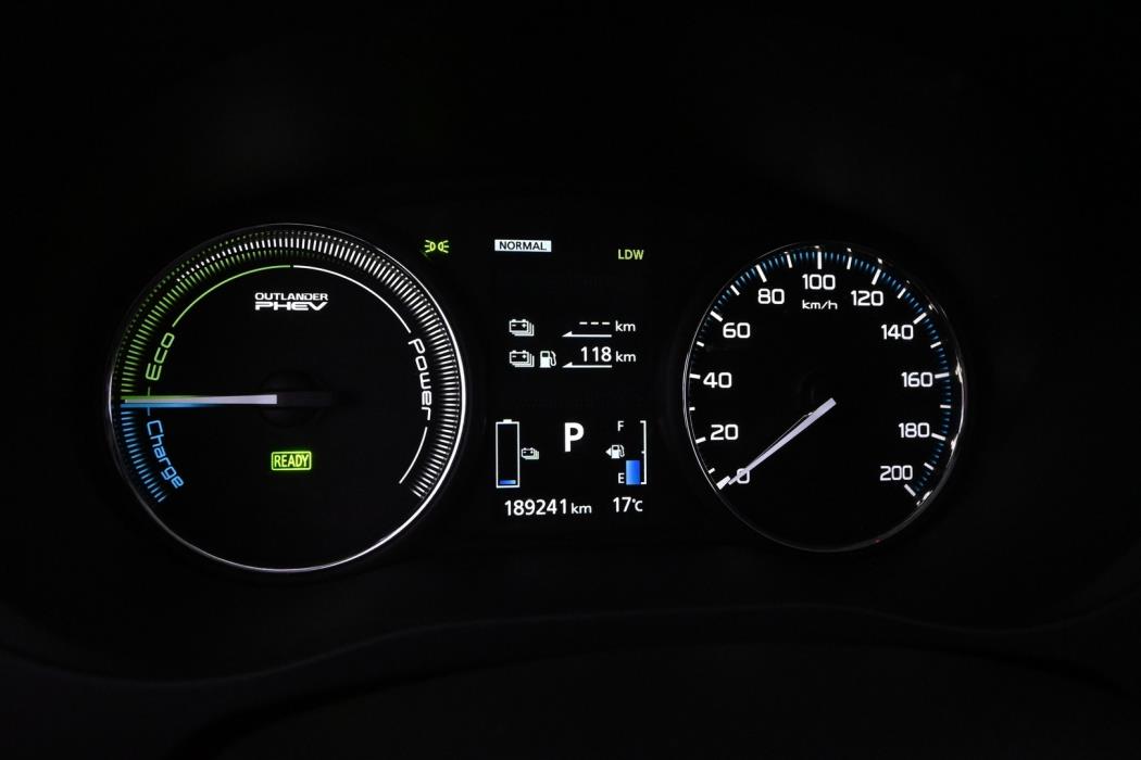 MITSUBISHI Outlander PHEV 2016