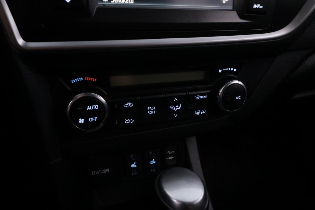 TOYOTA Auris 2015