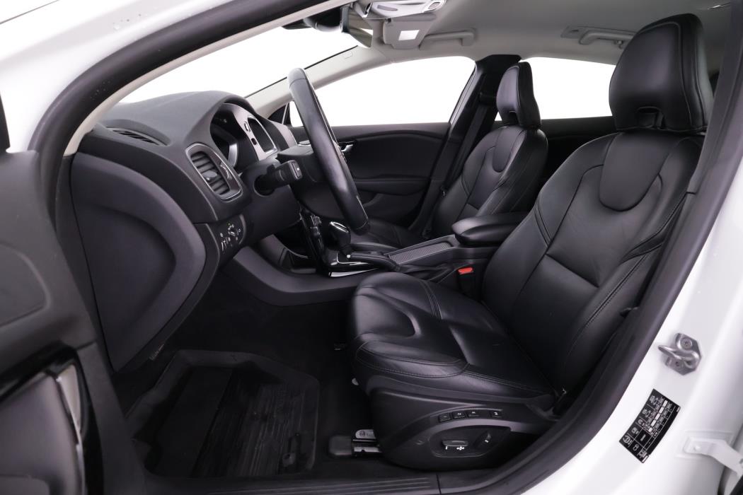 VOLVO V40 2019