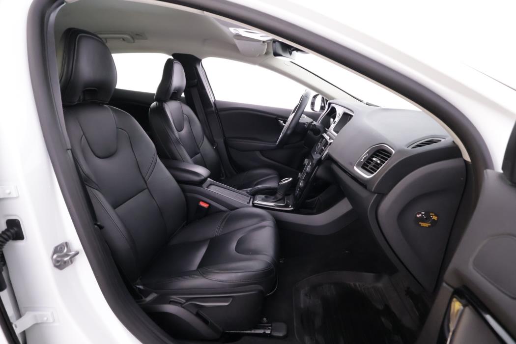 VOLVO V40 2019