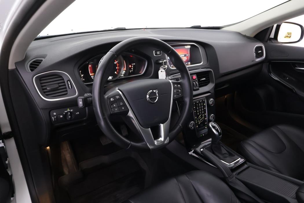 VOLVO V40 2019