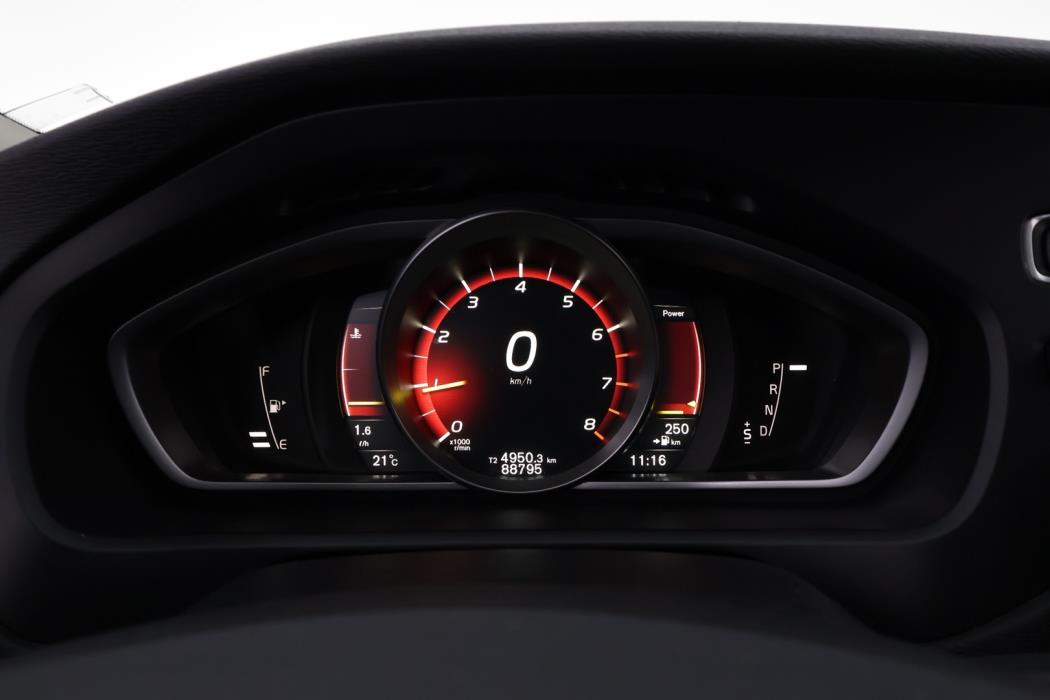 VOLVO V40 2019