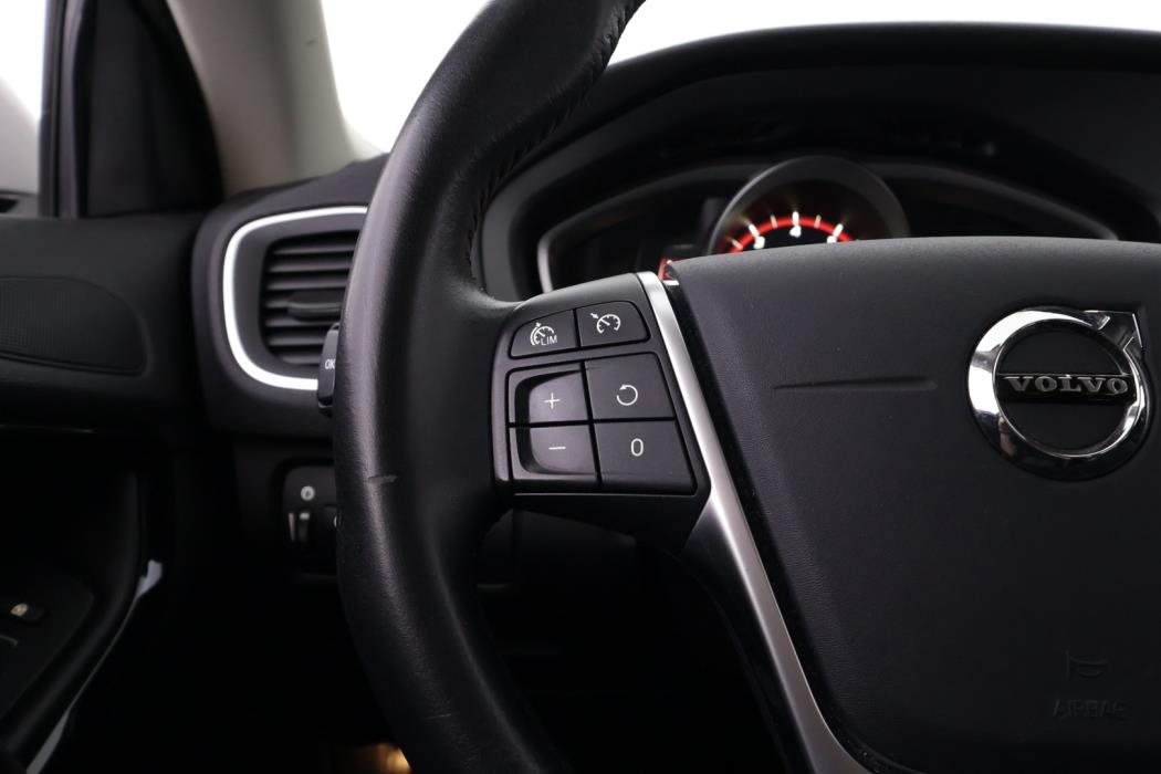 VOLVO V40 2019