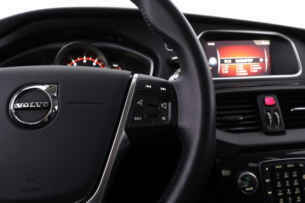 VOLVO V40 2019