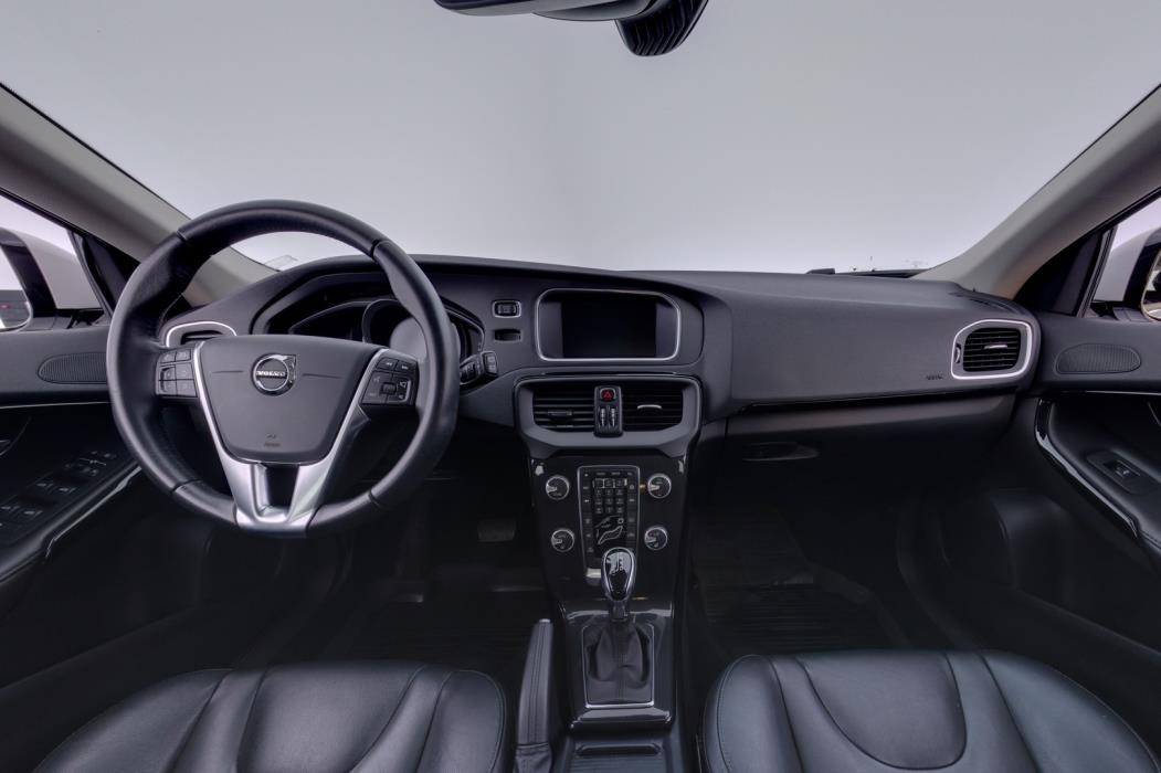 VOLVO V40 2019
