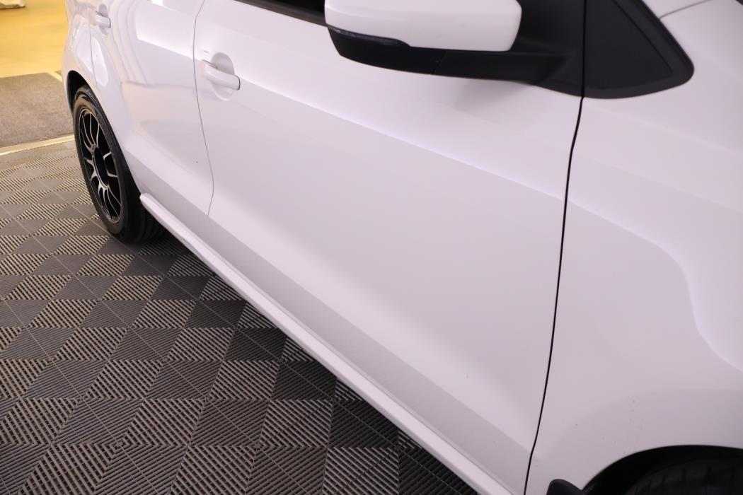 VOLKSWAGEN Polo 2011